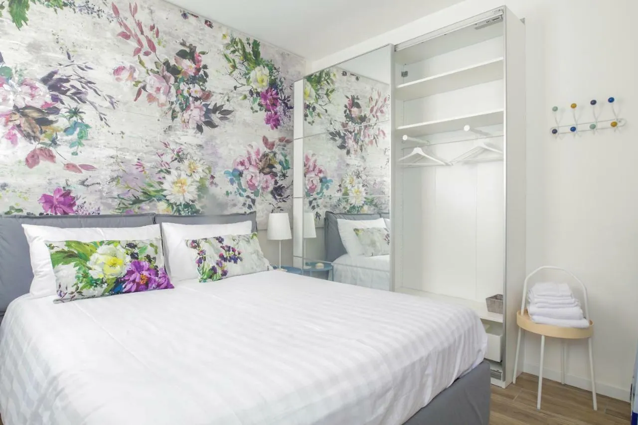 Charming And Cosy Apartment contacts